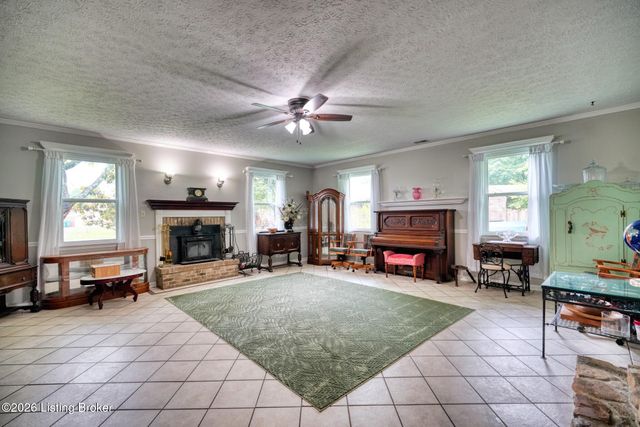 4714 Ridgeway Ct, Louisville, KY 40229