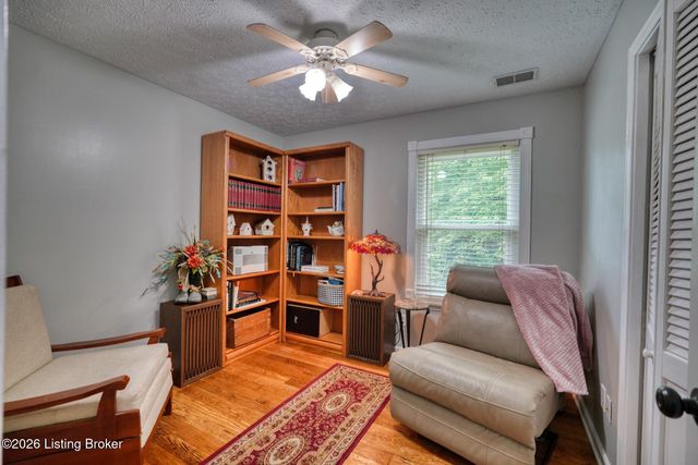 4714 Ridgeway Ct, Louisville, KY 40229