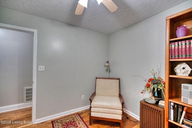 4714 Ridgeway Ct, Louisville, KY 40229