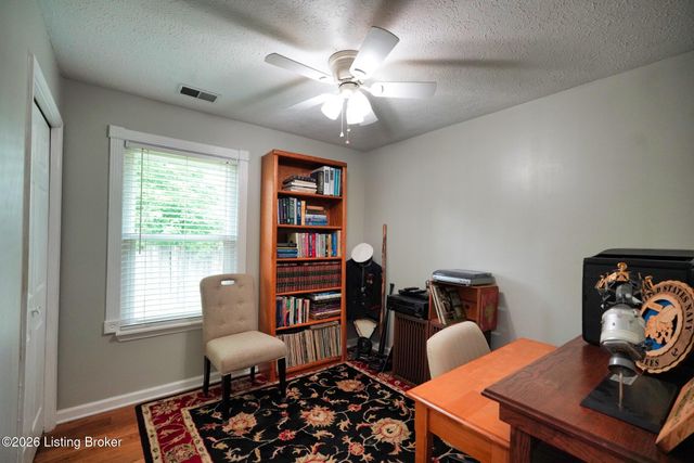4714 Ridgeway Ct, Louisville, KY 40229