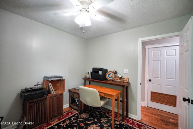 4714 Ridgeway Ct, Louisville, KY 40229