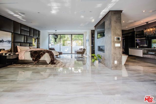 2210 Bowmont Drive, Beverly Hills, CA 90210