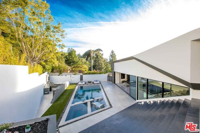 2210 Bowmont Drive, Beverly Hills, CA 90210