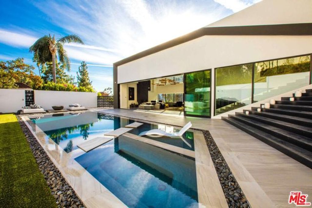 2210 Bowmont Drive, Beverly Hills, CA 90210