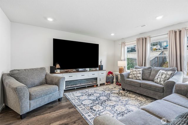 1715 W 14th Street, La Center, WA 98629