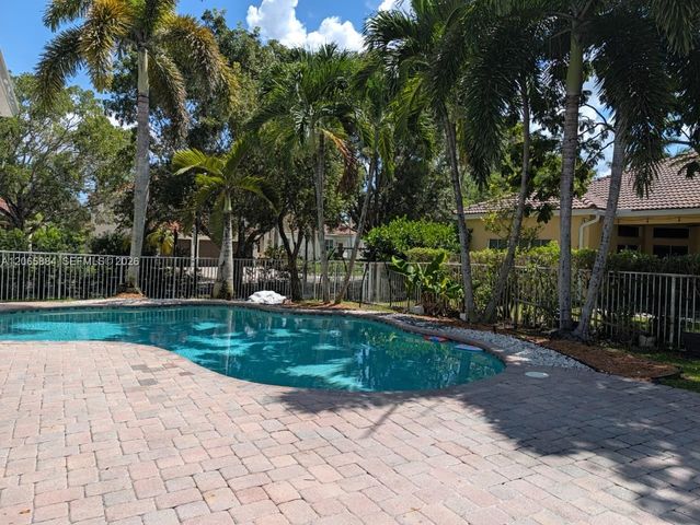 1073 Allamanda Way, Weston, FL 33327