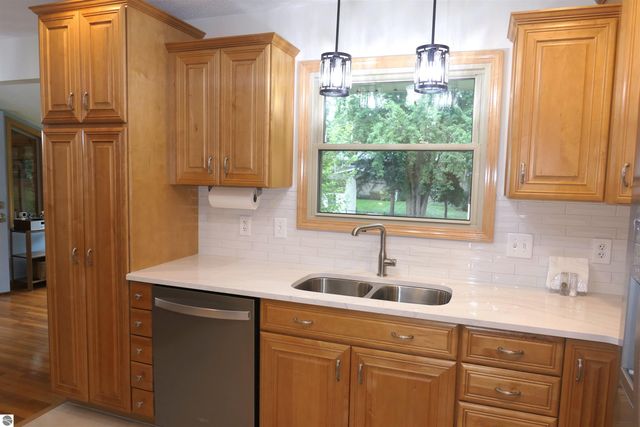 210 Pineview Drive, Alma, MI 48801