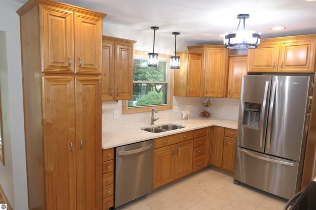 210 Pineview Drive, Alma, MI 48801