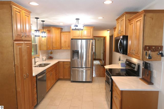 210 Pineview Drive, Alma, MI 48801