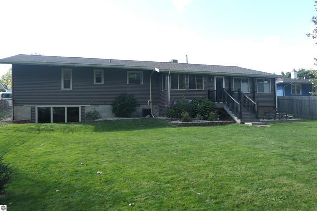 210 Pineview Drive, Alma, MI 48801