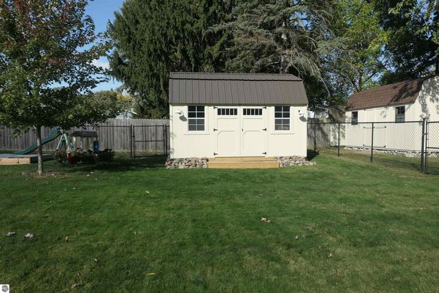 210 Pineview Drive, Alma, MI 48801