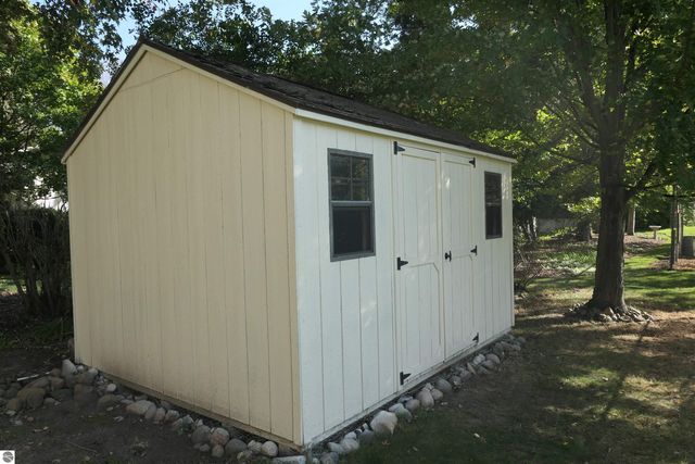 210 Pineview Drive, Alma, MI 48801