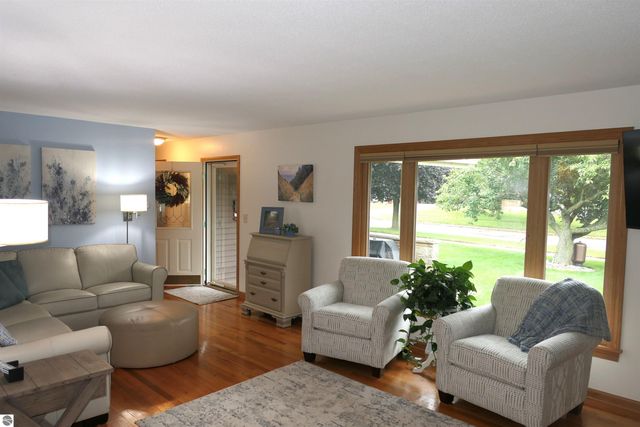 210 Pineview Drive, Alma, MI 48801