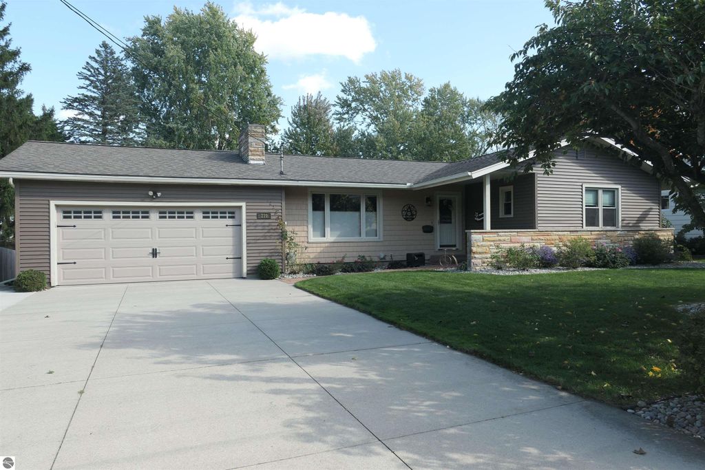 210 Pineview Drive, Alma, MI 48801