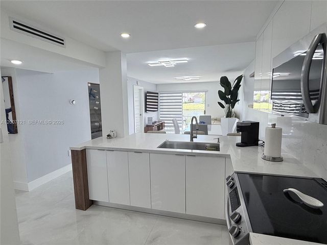 601 SW 113th Way 601, Pembroke Pines, FL 33025