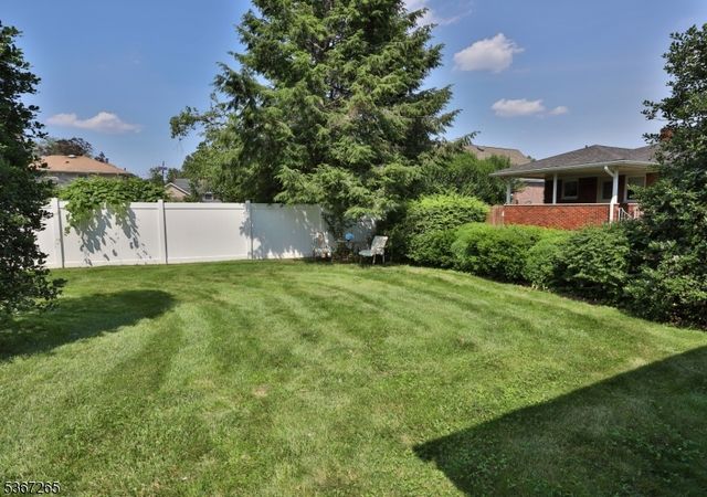 121 Birchwood Rd, Linden City, NJ 07036