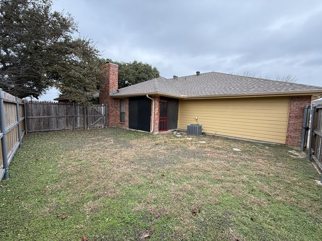 816 Summit Drive, Desoto, TX 75115