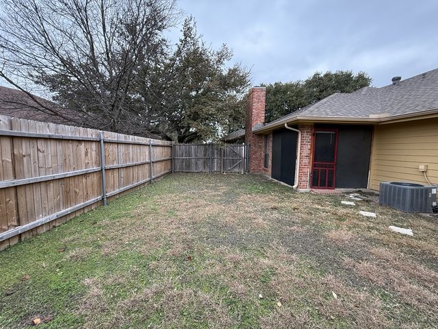 816 Summit Drive, Desoto, TX 75115