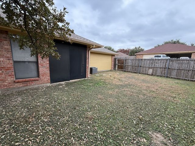 816 Summit Drive, Desoto, TX 75115