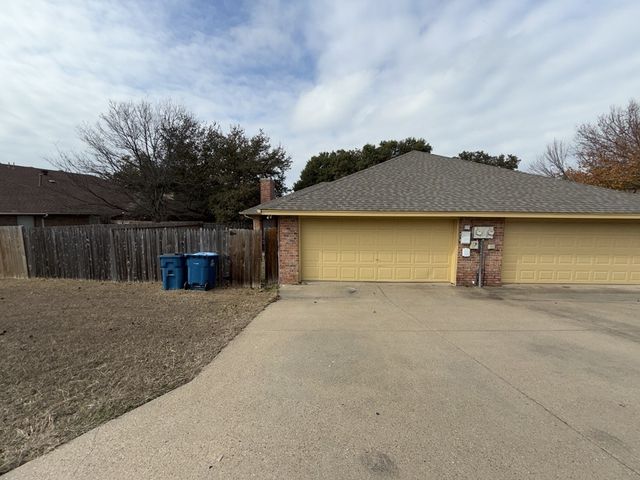 816 Summit Drive, Desoto, TX 75115