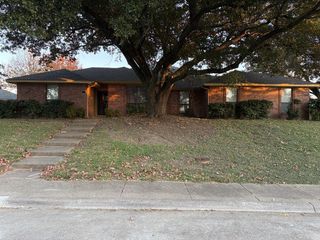 816 Summit Drive, Desoto, TX 75115