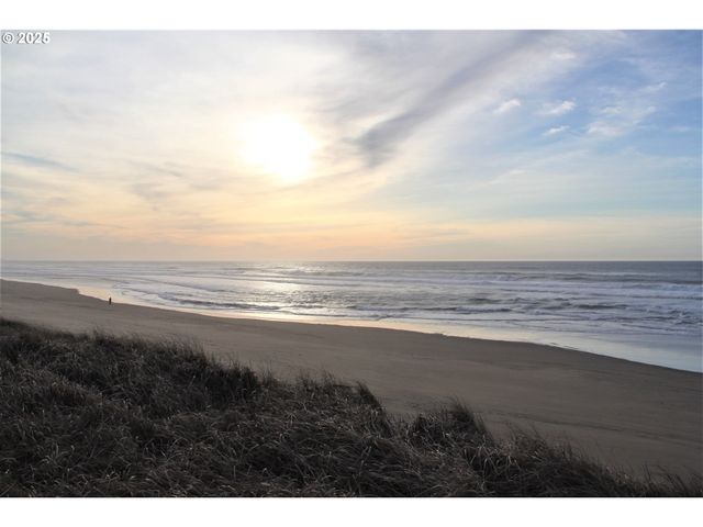 2460 STEPHANIE Ln, North Bend, OR 97459