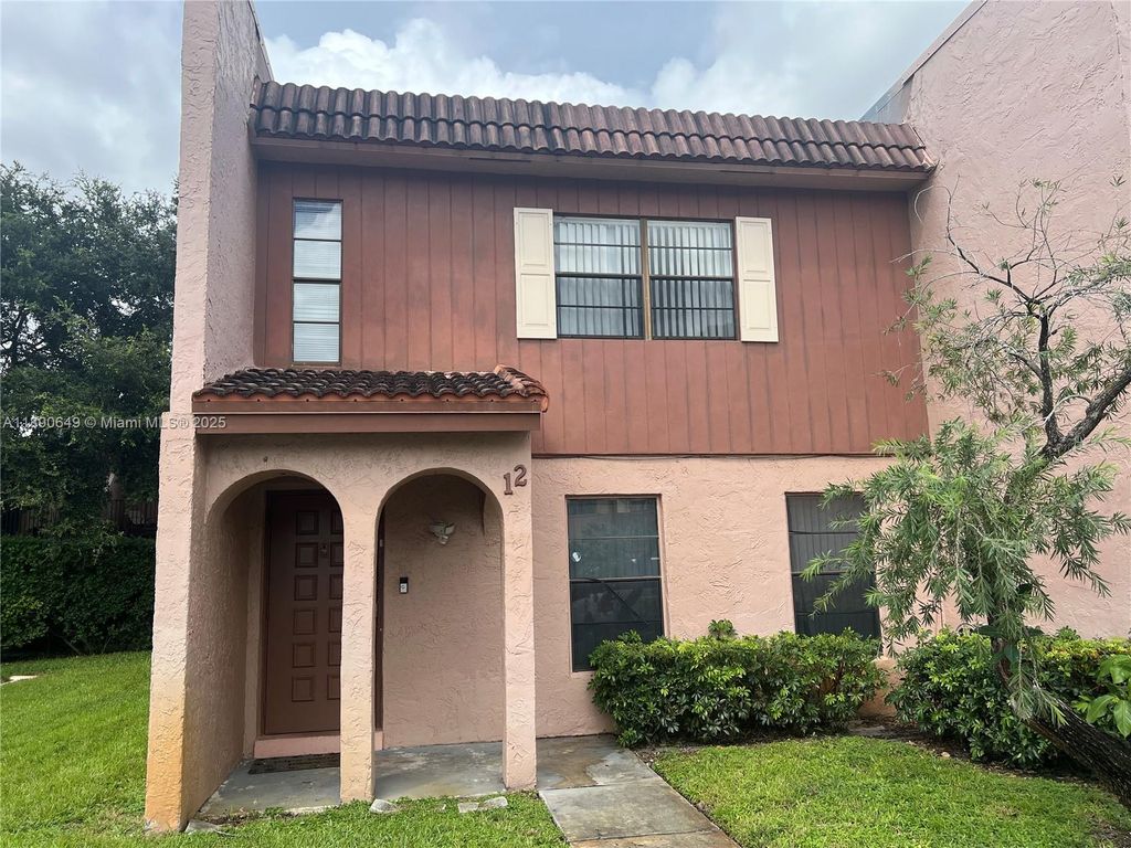 12 Madrid Ln 1-18, Davie, FL 33324