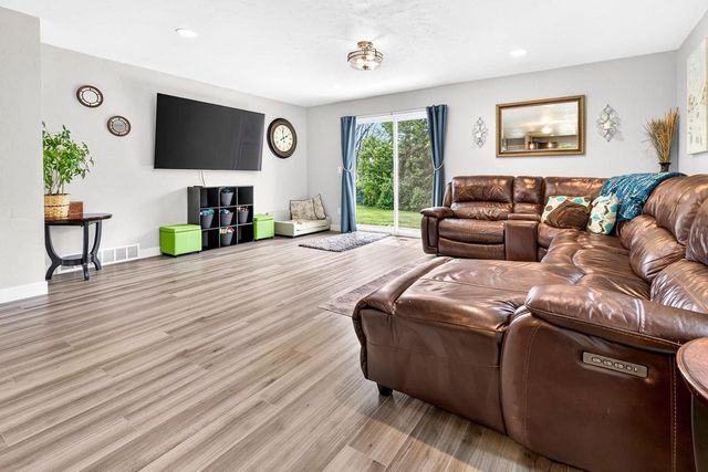 37 ASH GROVE PLACE, Kaukauna, WI 54130