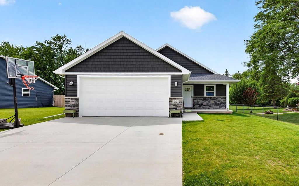 37 ASH GROVE PLACE, Kaukauna, WI 54130