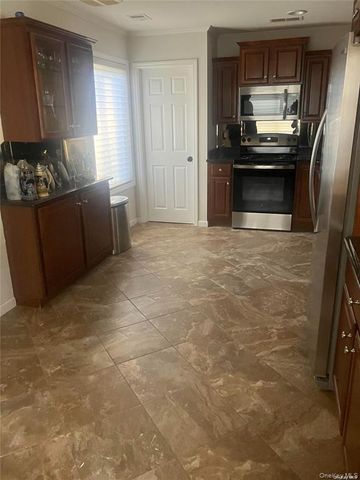 389 Clubhouse Court 457, Coram, NY 11727