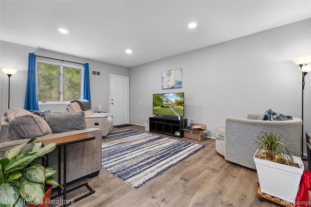 27216 Shiawassee Road, Southfield, MI 48033