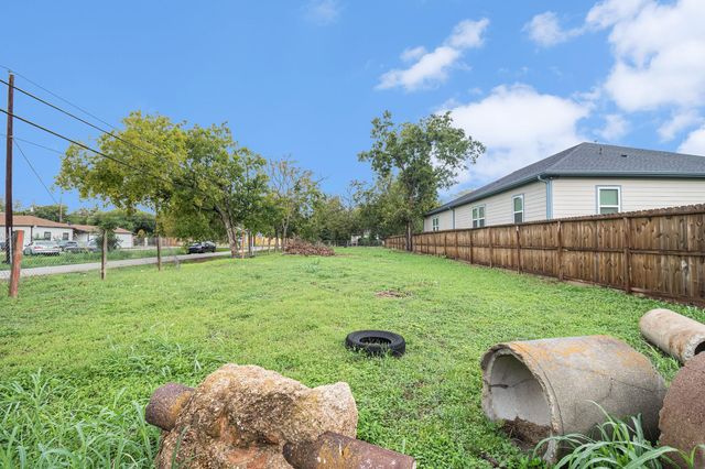 700 Rosie Street, Houston, TX 77091