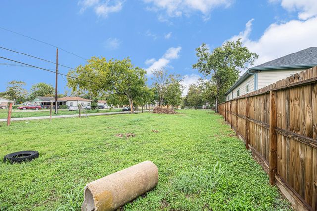 700 Rosie Street, Houston, TX 77091