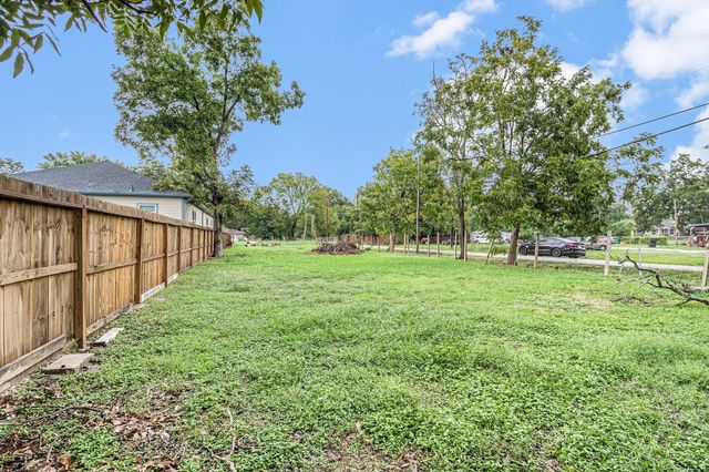 700 Rosie Street, Houston, TX 77091