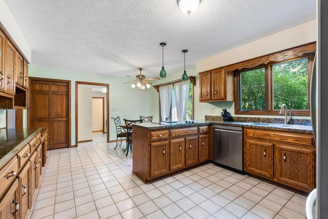22214 S Gawain Drive, Joliet, IL 60404