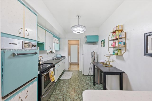 737 SW 2nd Ct, Hallandale Beach, FL 33009