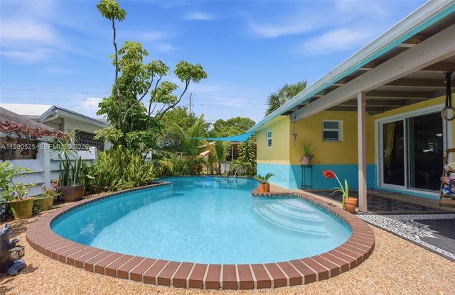 737 SW 2nd Ct, Hallandale Beach, FL 33009