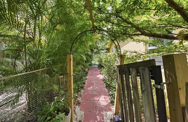 737 SW 2nd Ct, Hallandale Beach, FL 33009