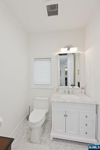 8 Ranch Lane, Closter, NJ 07624