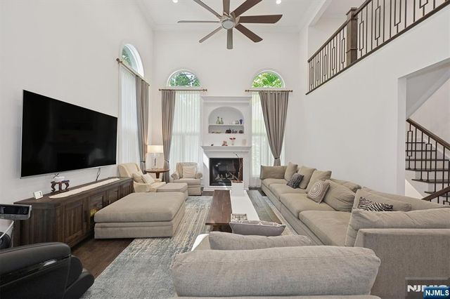 8 Ranch Lane, Closter, NJ 07624