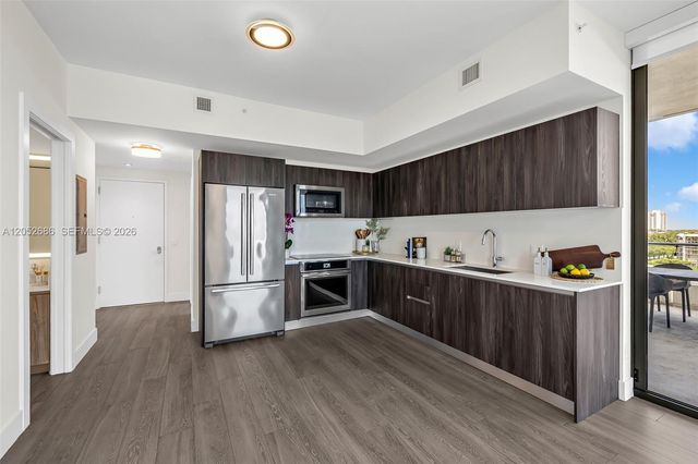 2960 NE 207th Street 811, Aventura, FL 33180