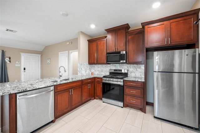 8307 W Green Leaf Street, Brookshire, TX 77423