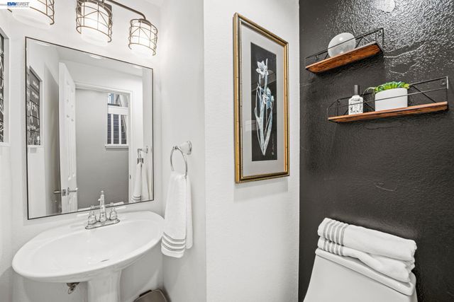 337 Trenton Cir, Pleasanton, CA 94566