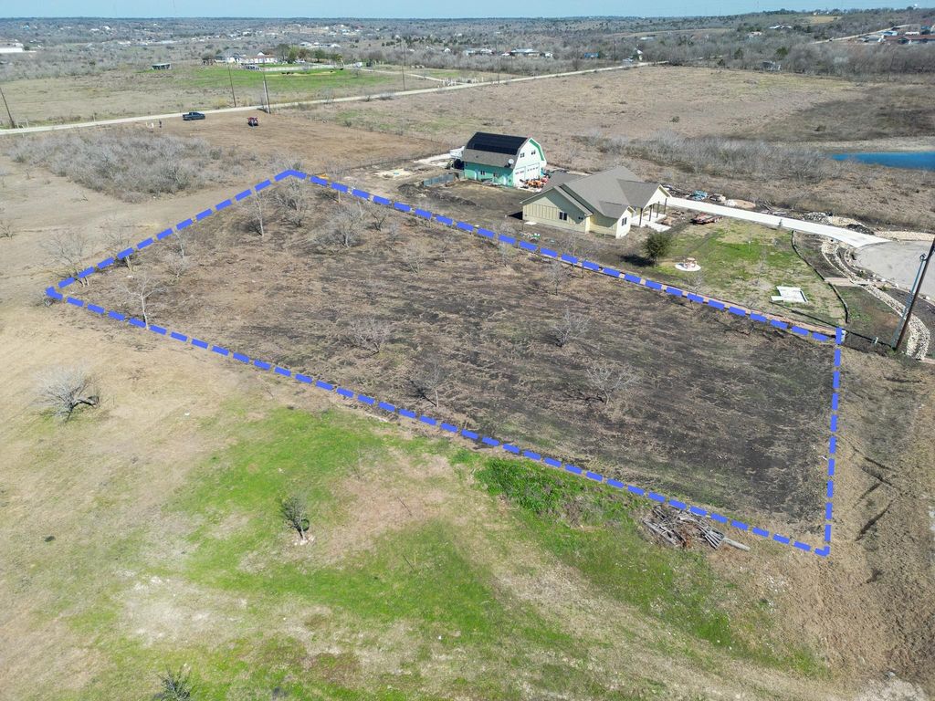 433 E Ridge LN, Niederwald, TX 78640