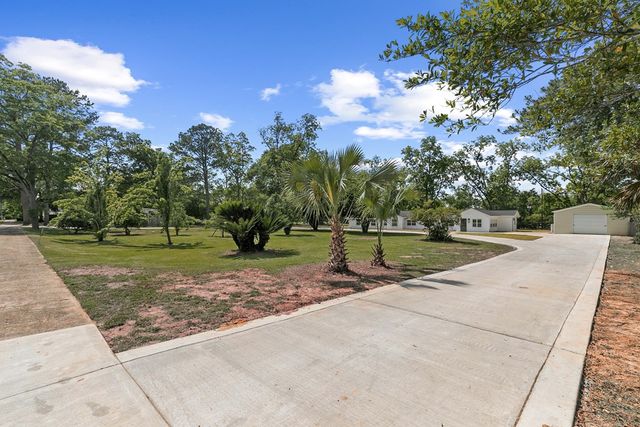 1023 Hinton Waters Ave., Midland City, AL 36350