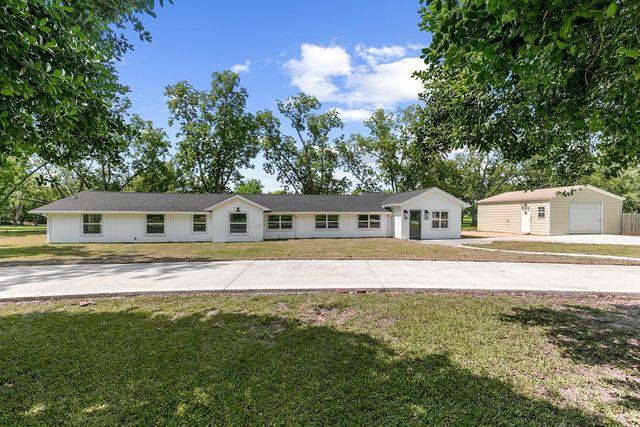 1023 Hinton Waters Ave., Midland City, AL 36350
