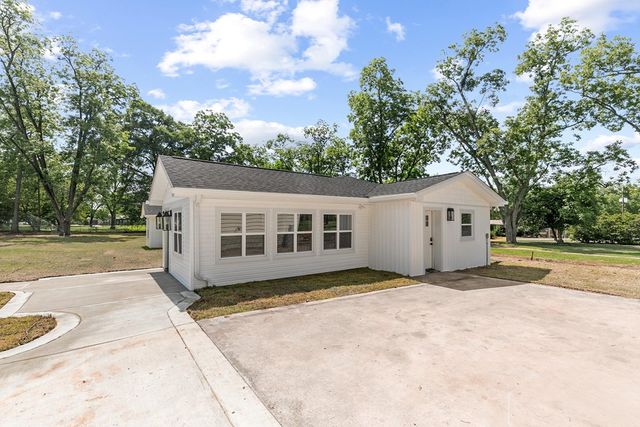 1023 Hinton Waters Ave., Midland City, AL 36350