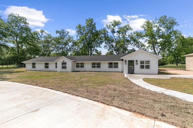 1023 Hinton Waters Ave., Midland City, AL 36350