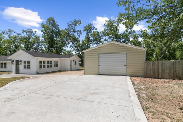 1023 Hinton Waters Ave., Midland City, AL 36350