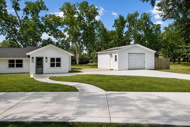1023 Hinton Waters Ave., Midland City, AL 36350